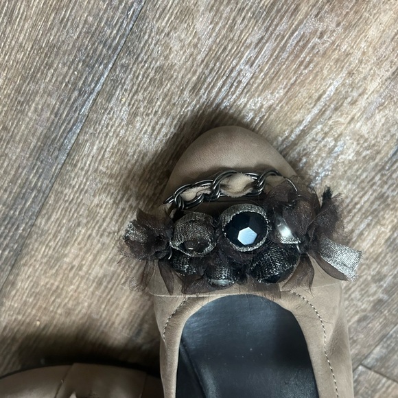 HOGL NWOT 7 Suede wedges with stone/feather embellishments - Picture 5 of 15